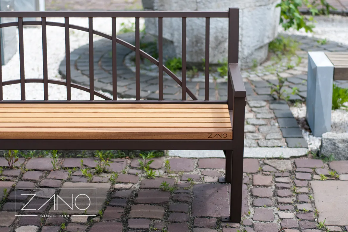 Miesto suoliukai su plienine konstrukcija ir kietmedžio „Iroko“ elementais