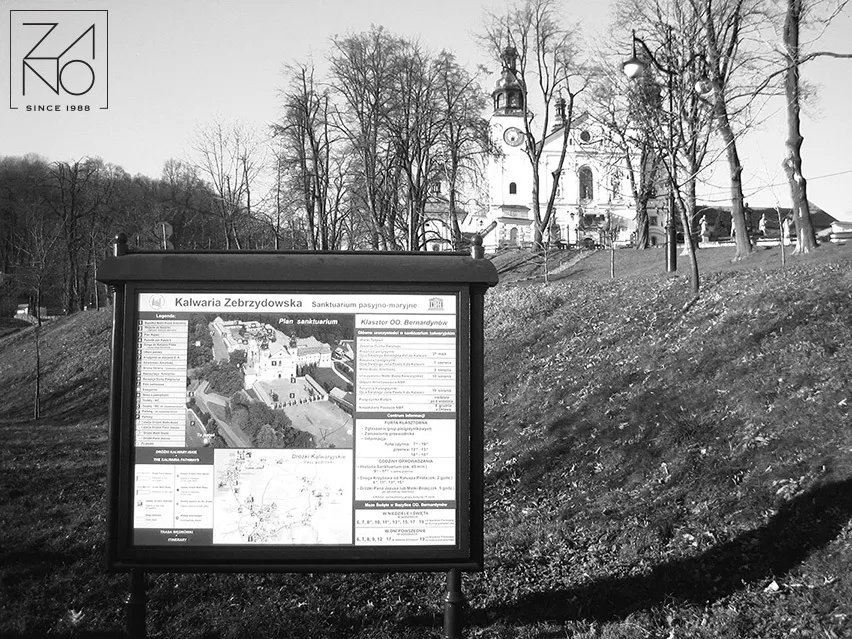 informacinis stendas iš anglinio plieno ir ketaus liejinių