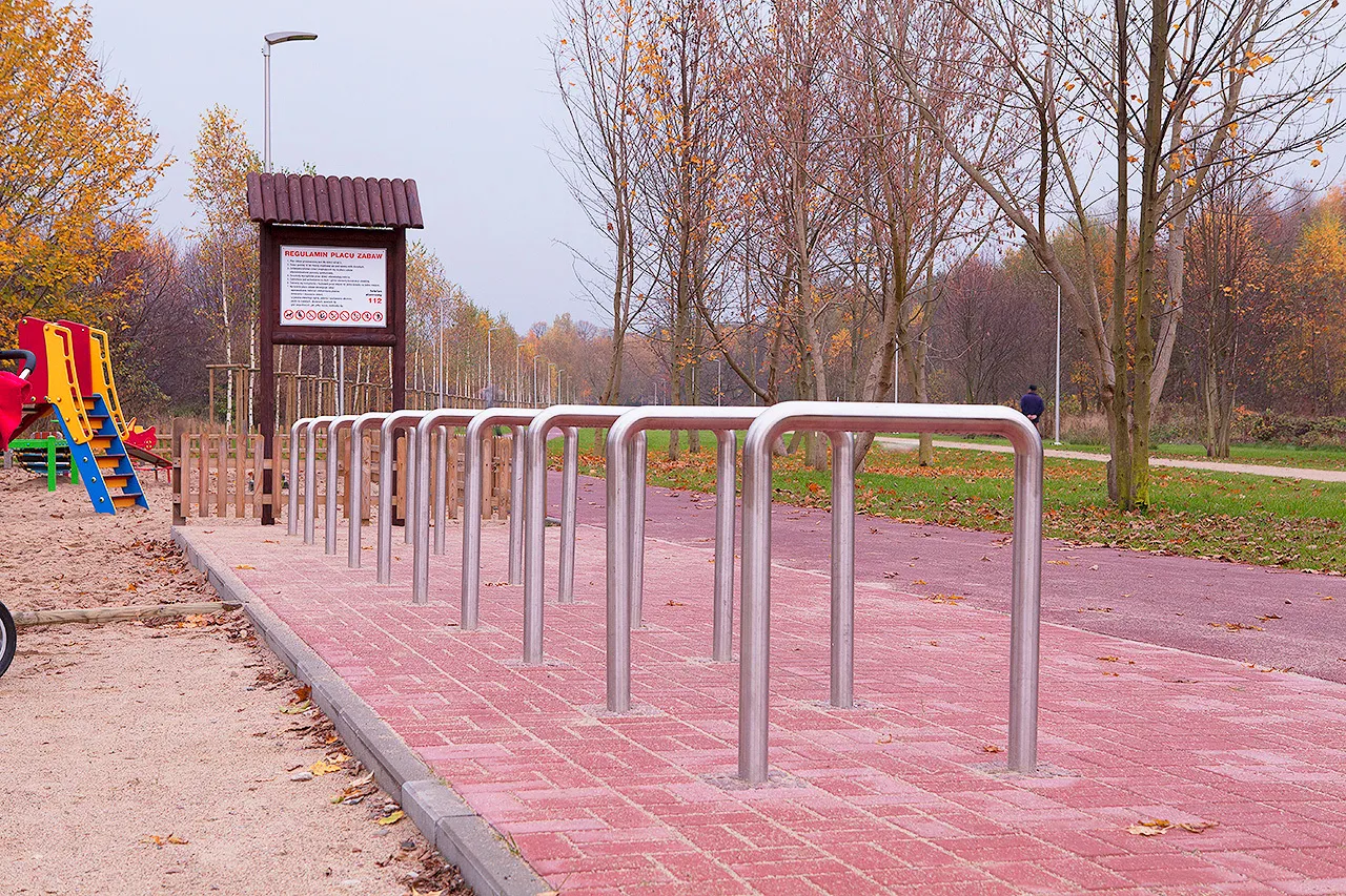 Minimalistinis dviračių stovas, pagamintas iš nerūdijančio plieno