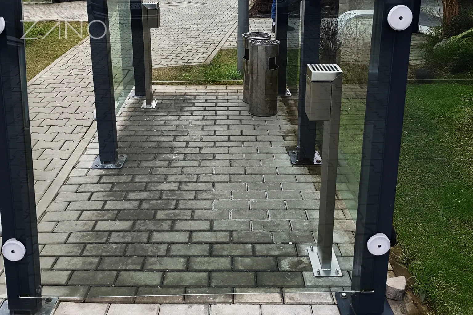 Lauko peleninė, pastatoma ant grindų ir pritvirtinama prie pagrindo