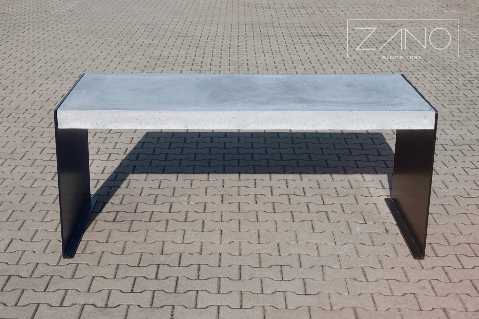 Stalas su betoniniu stalviršiu