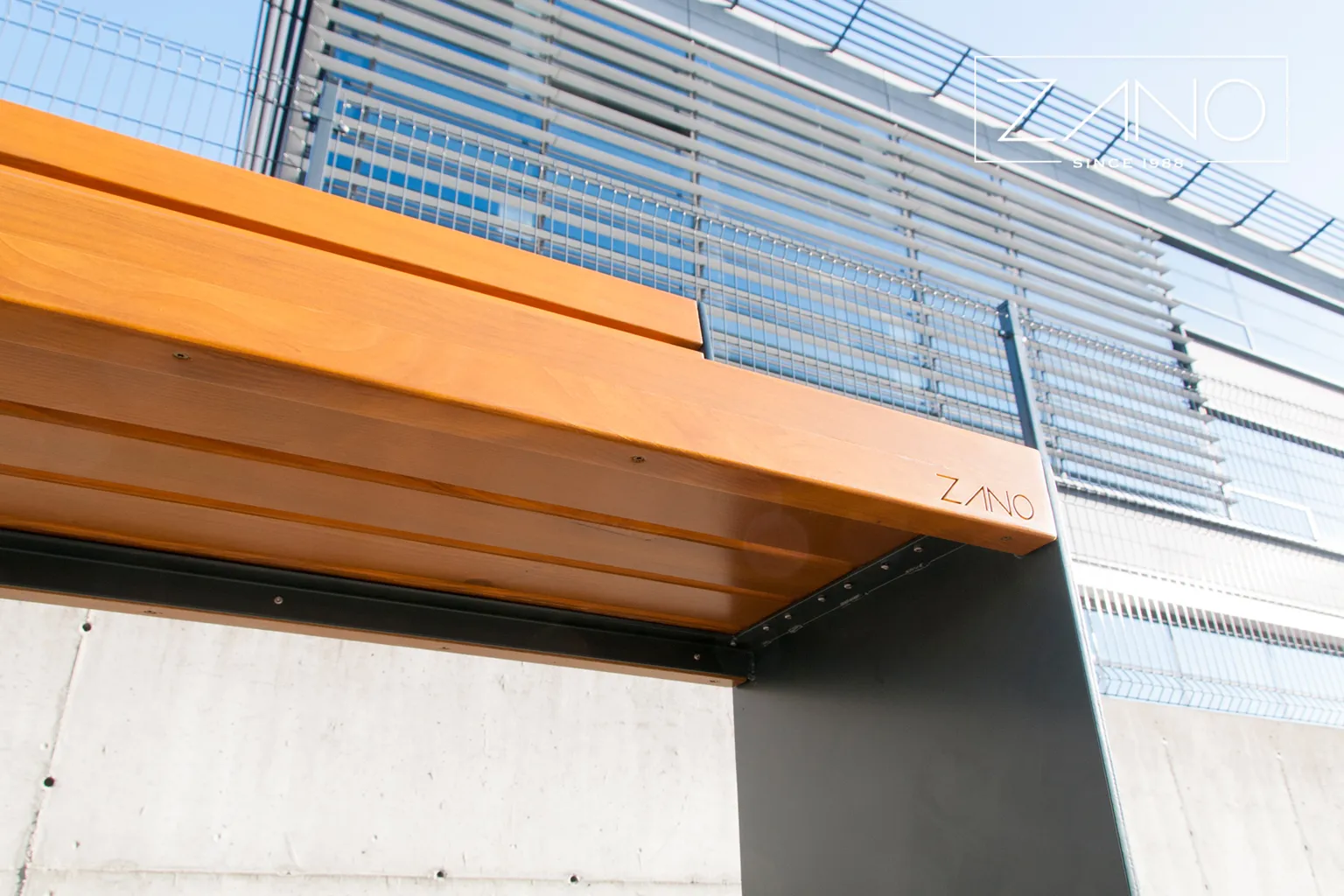 „ZANO Mažoji architektūra“ gaminama miesto suoliukas „Simple“