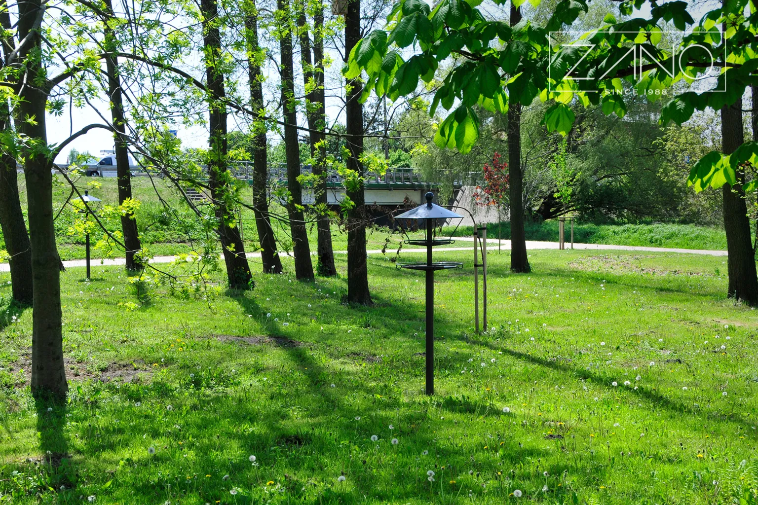 Klasikinis paukščių maitintuvas, pagamintas iš ketaus ir plieno. Idealiai tinka parkui ir miestui