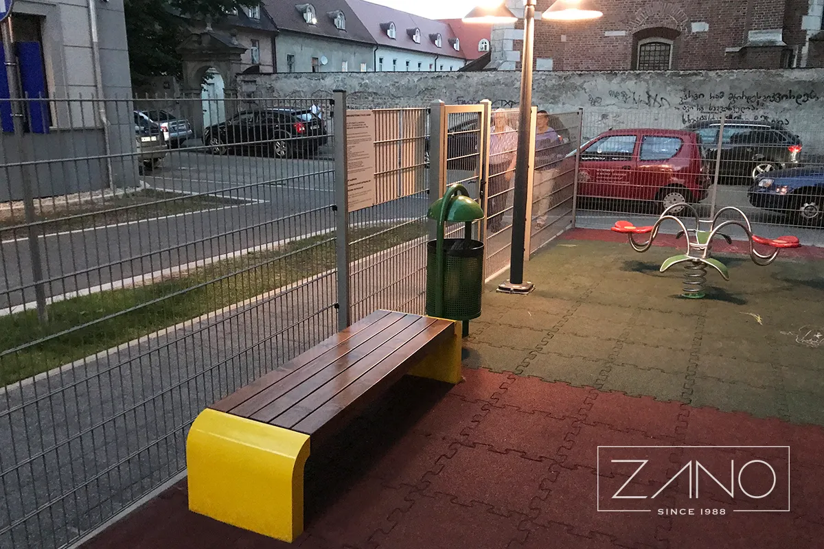 Žaidimų aikštelės įranga. Plieniniai ir mediniai miesto baldai