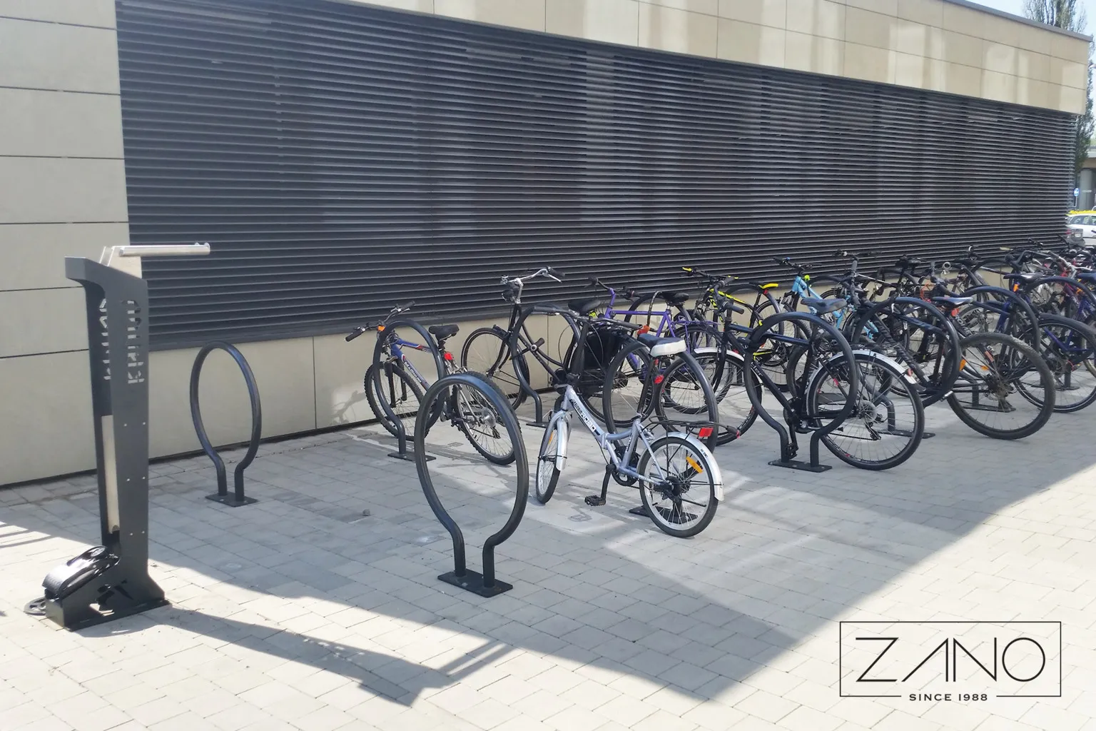 Biurų centre esantys dviračių stovai, pagaminti iš anglinio plieno, nudažyto RAL 9005 spalva