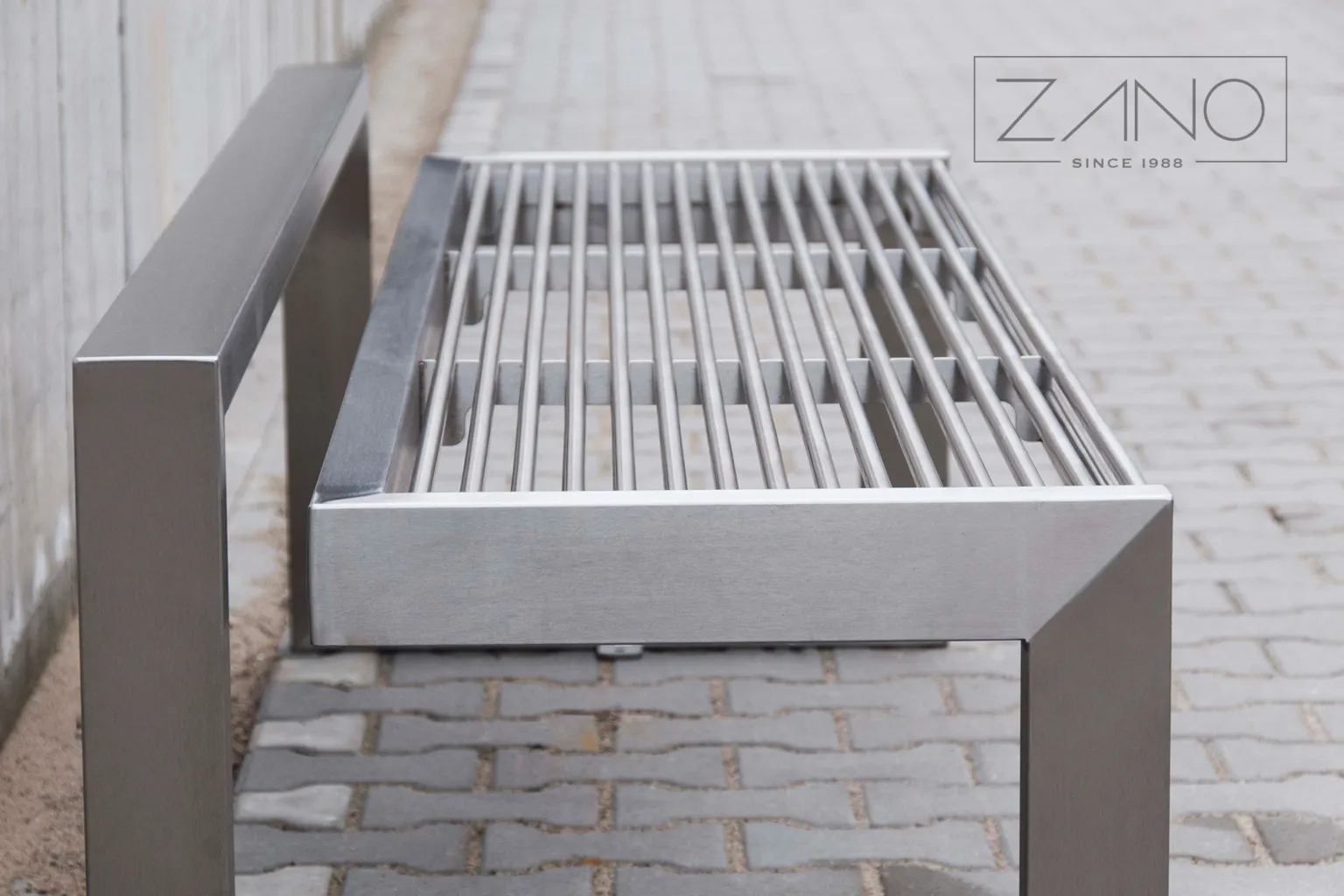 „B-bench“ suoliukas iš nerūdijančio plieno | „ZANO“ miesto baldai