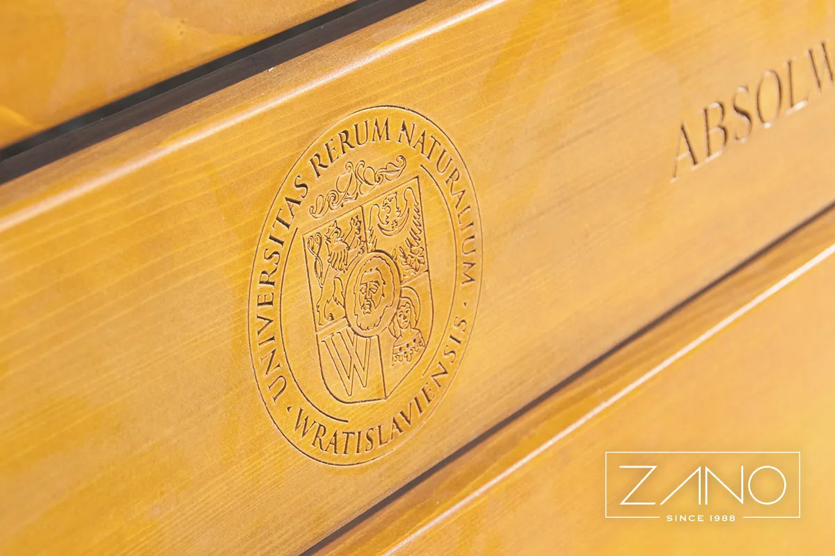 Į medį išfrezuotas logotipas