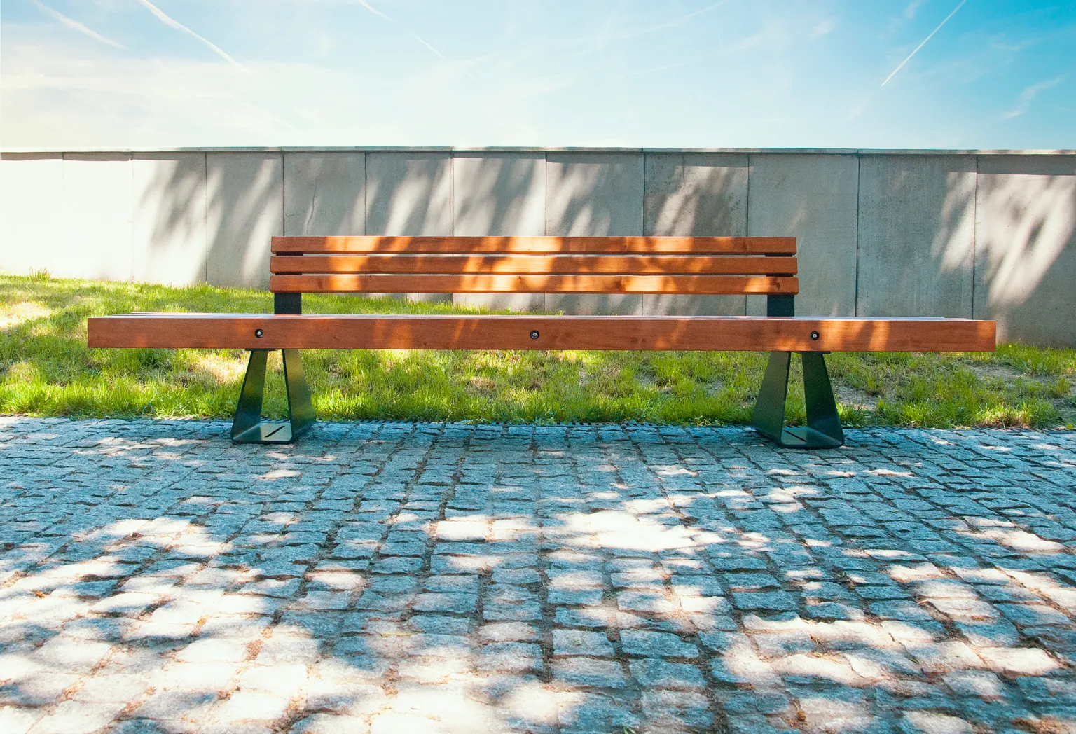 Klasikinis, stilingas miesto suoliukas iš „ZANO Street Furniture“