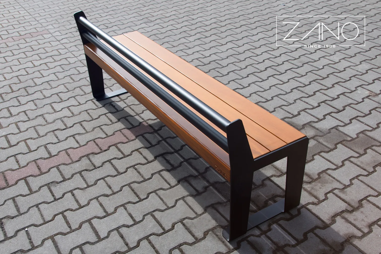 Miesto suoliukas „Reliq 02.013“ iš anglies plieno, nudažytas 9005 spalva