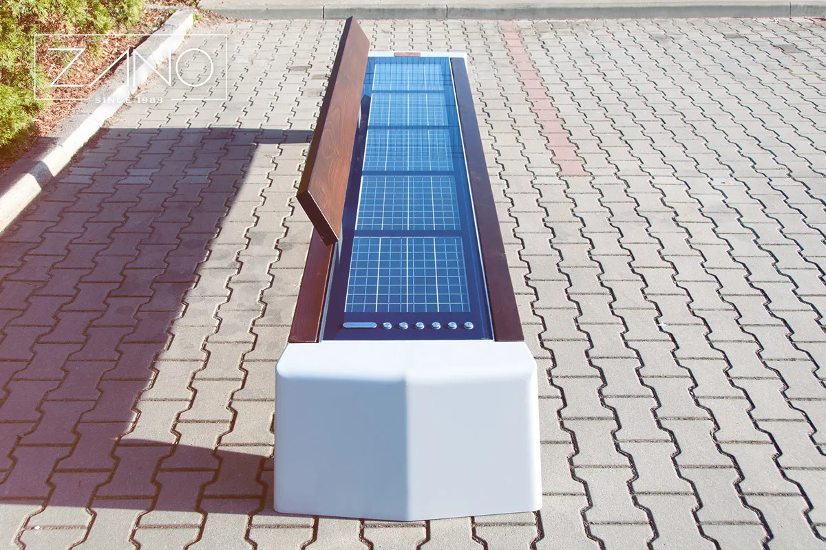 Saulės energija maitinami suoliukai, kurių energija gaunama iš fotovoltinių plokščių