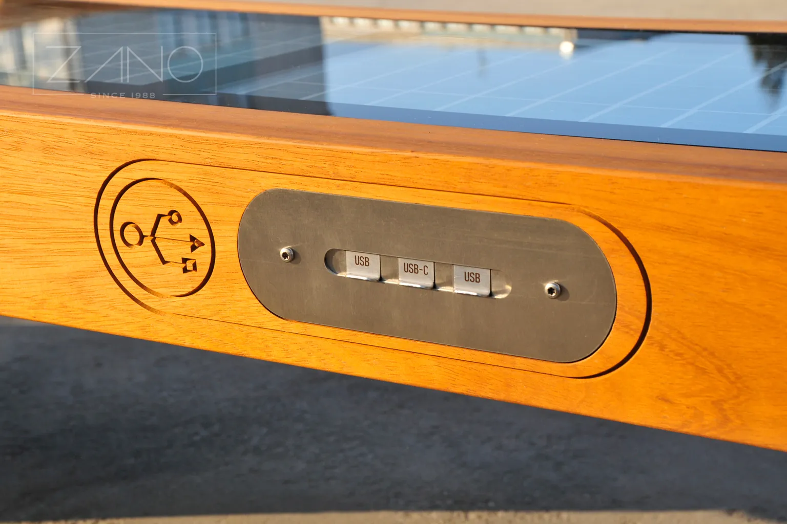 Saulės energija maitinamas suoliukas su USB greitojo įkrovimo moduliu