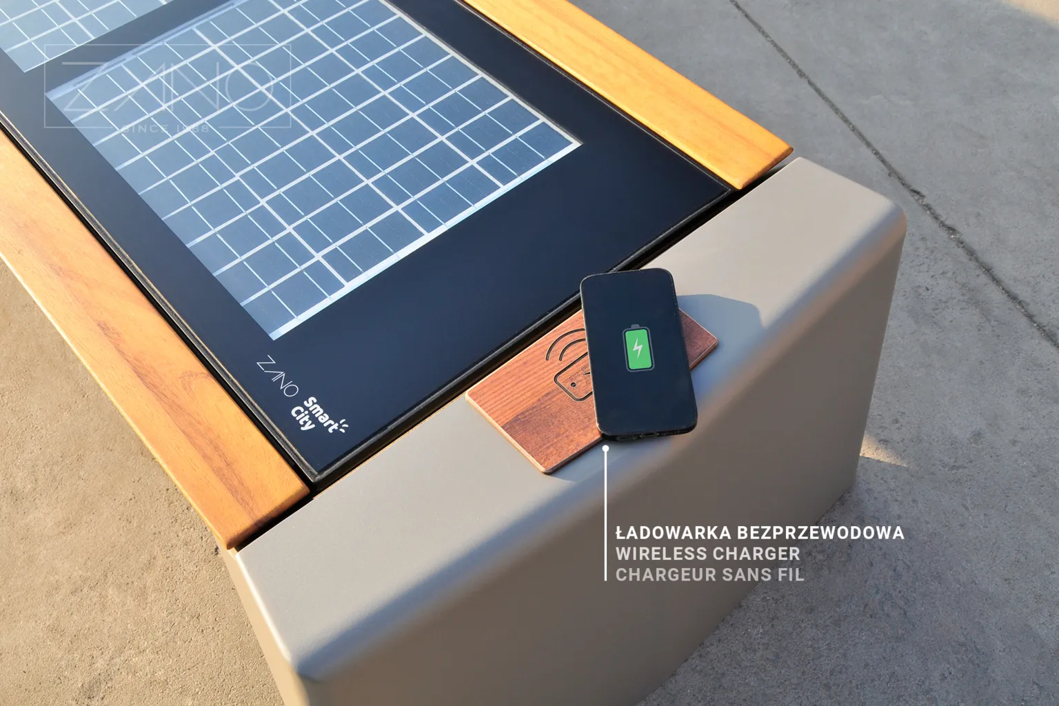 Belaidis telefonų įkroviklis, įmontuotas į Saulės energijos suoliuką „Photon“