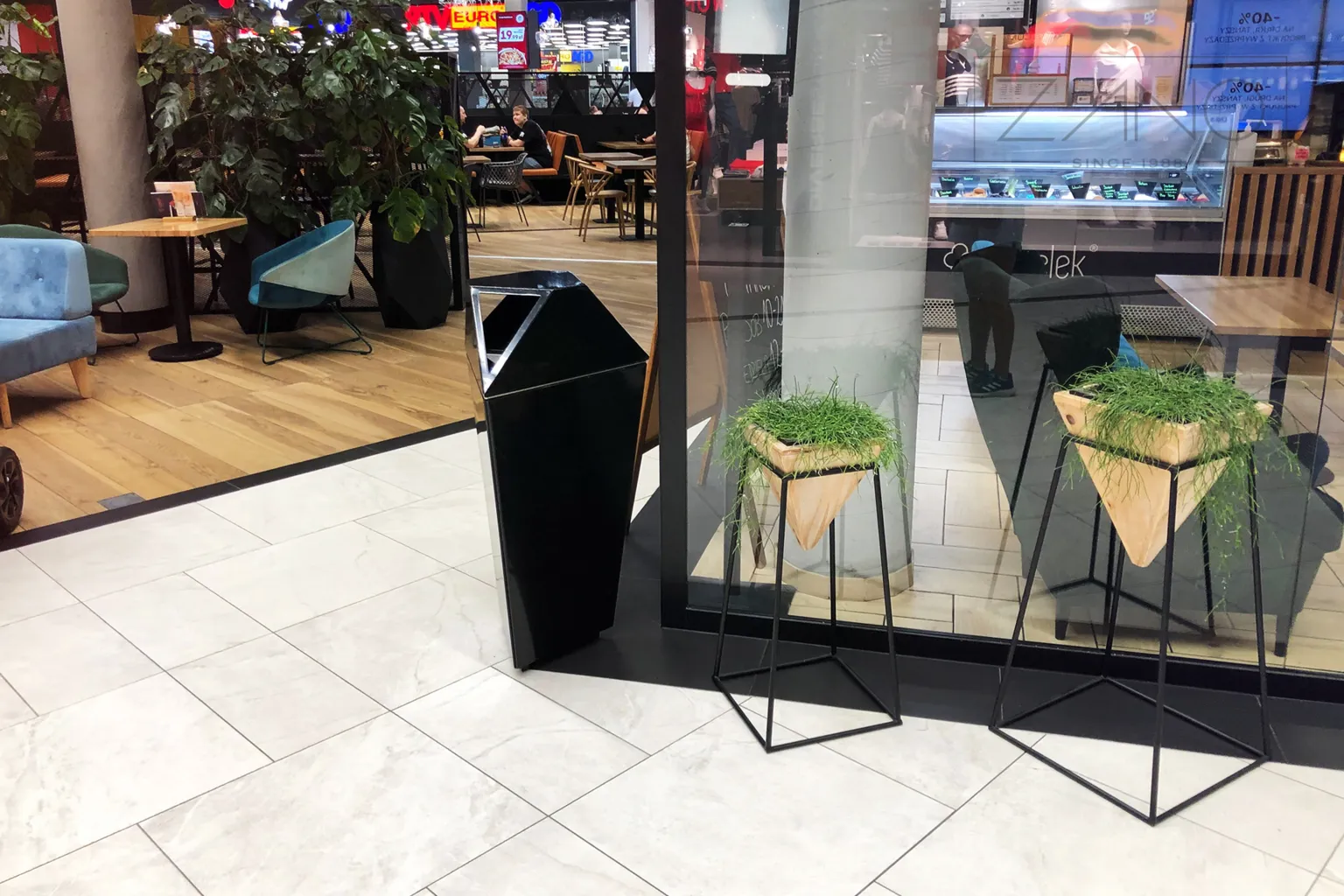 šiuolaikiška šiukšliadėžė prekybos centre