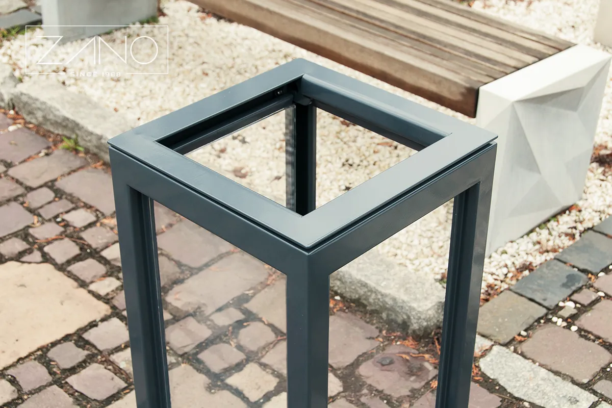 „Altus“ skaidri gatvės šiukšliadėžė – pagaminta iš anglies plieno ir plexiglaso.