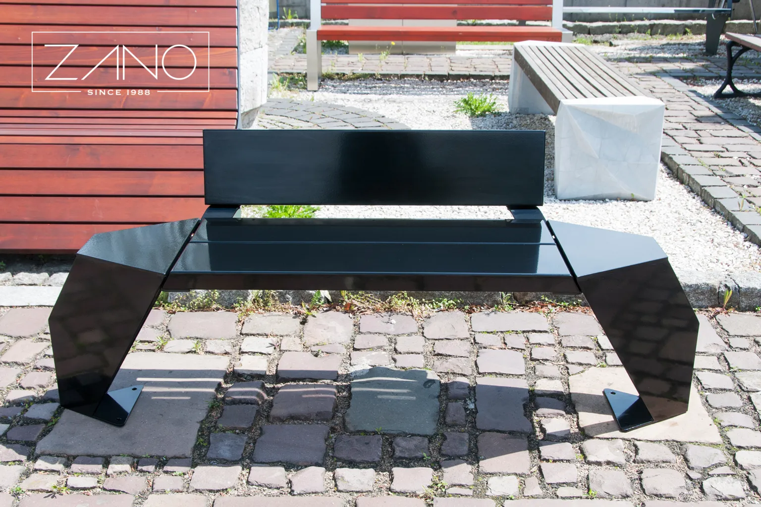 Miesto suoliukas, pagamintas iš anglinio plieno, nudažyto RAL 9005 spalva