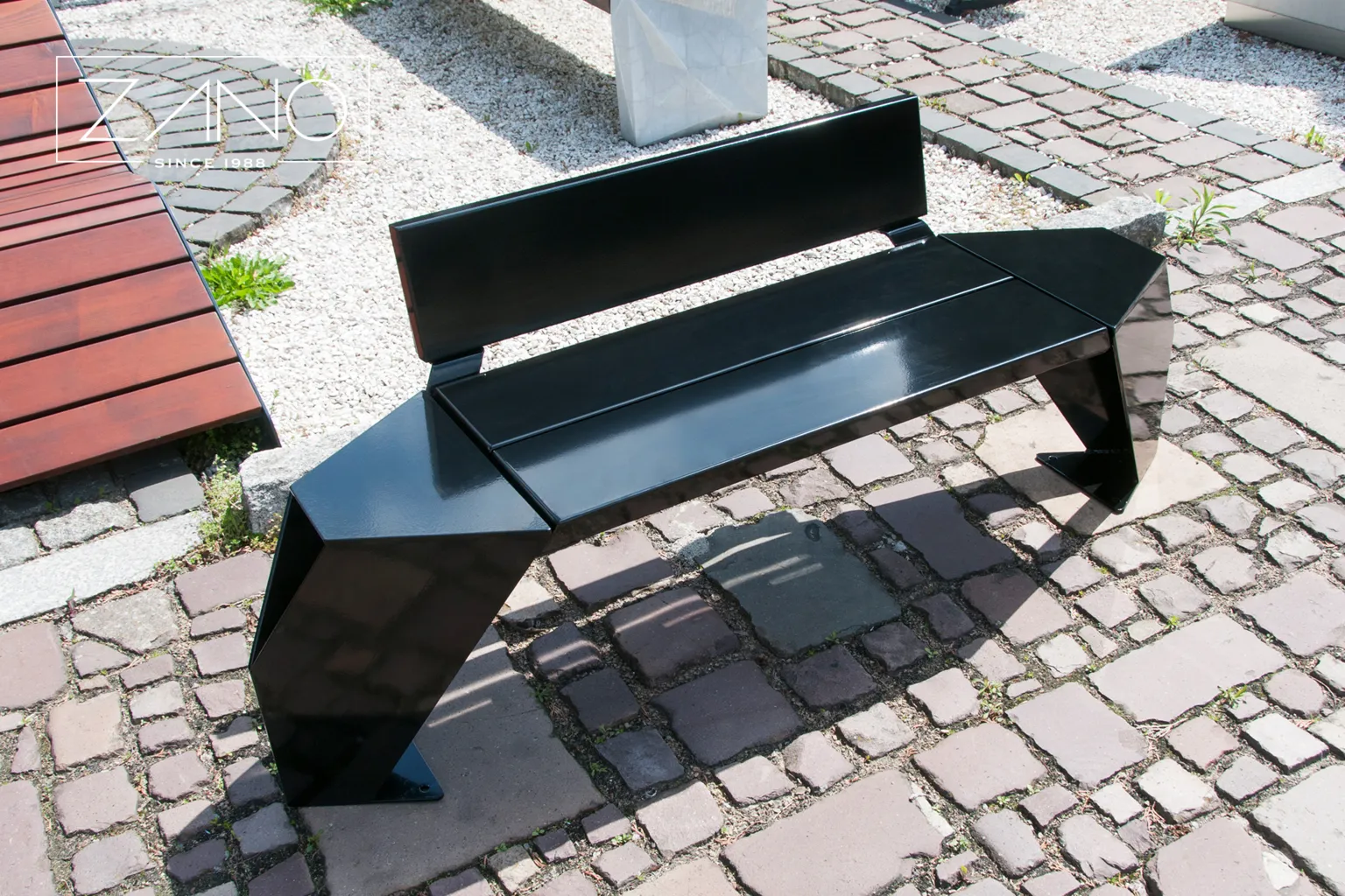 Miesto suoliukas, pagamintas iš anglinio plieno, nudažyto RAL 9005 spalva