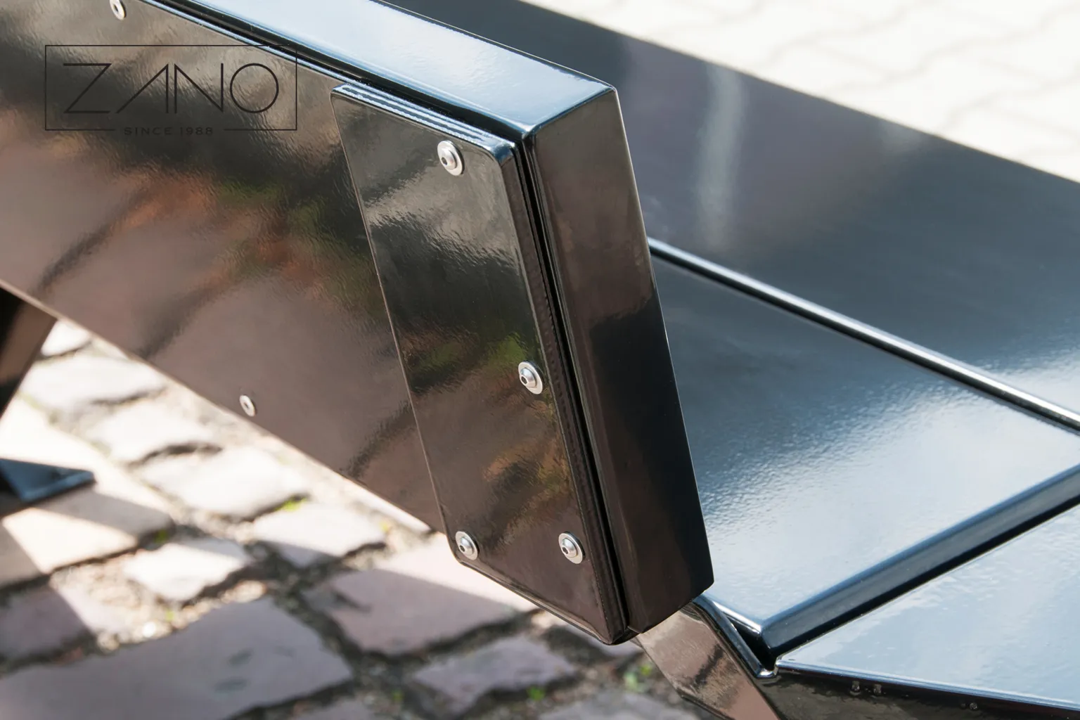 Su atlošu suoliukas, nudažytas RAL 9005 spalva