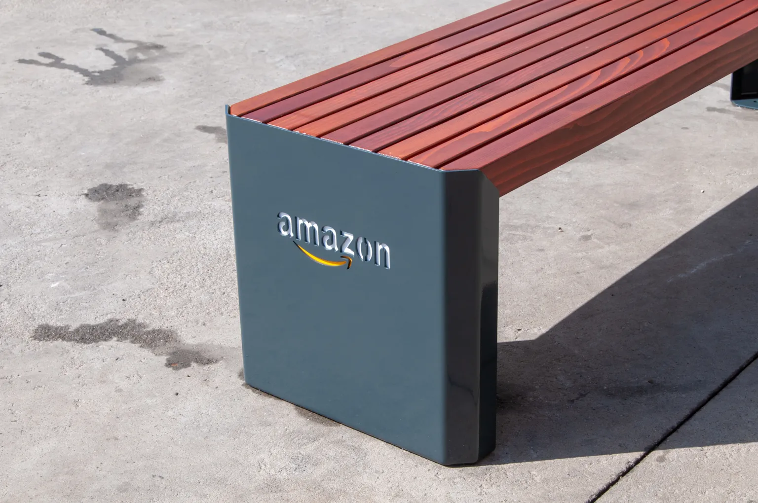 Iš plieno išpjautas „Amazon“ logotipas