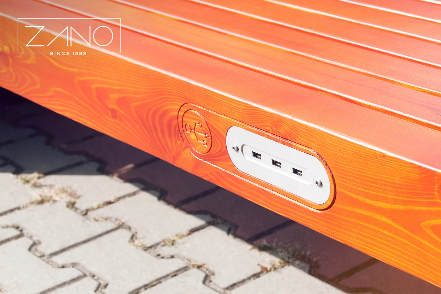 Suoliukas su USB įkrovimo prievadais