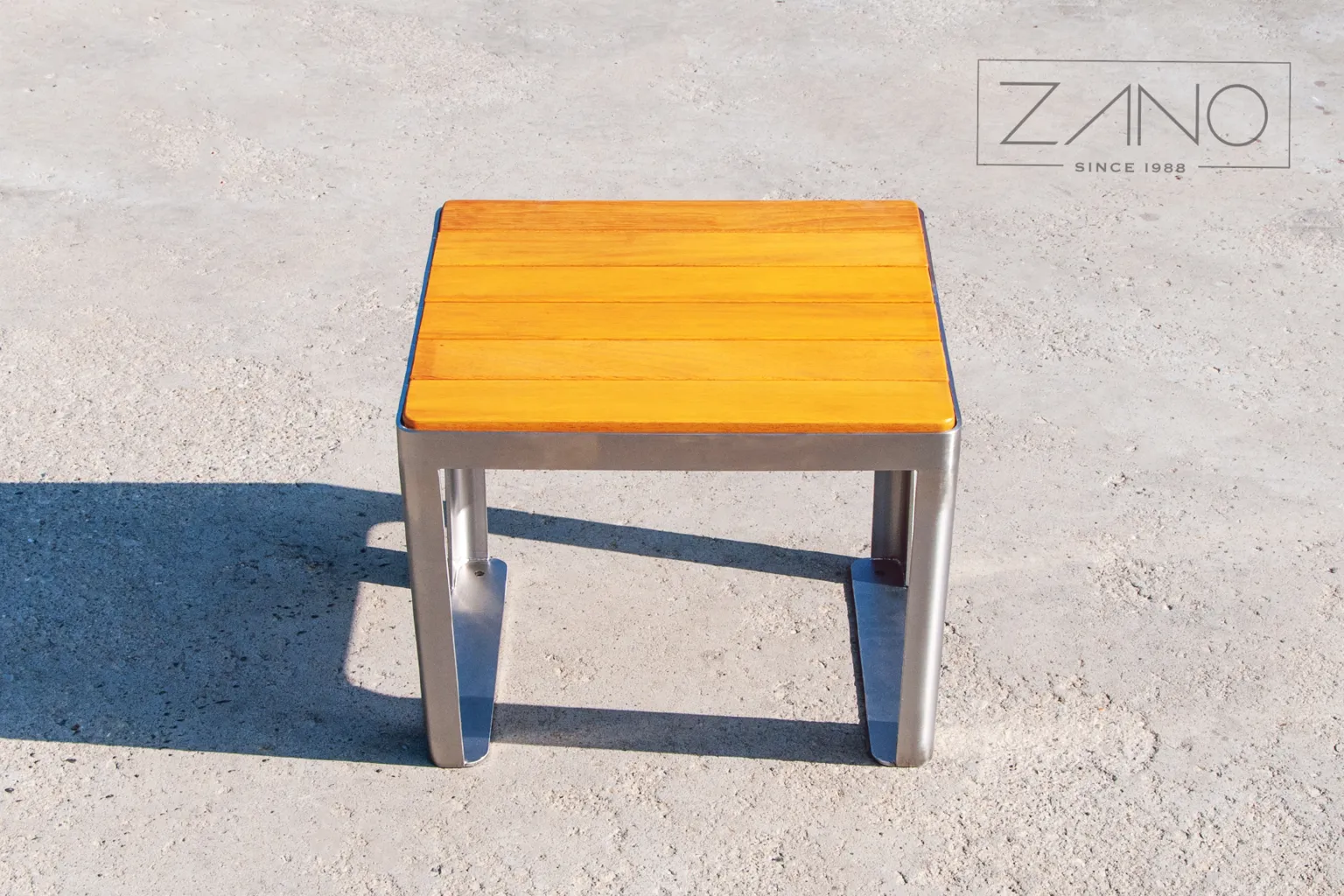plieninė sėdynė su kietmedžio apdaila, be atlošo