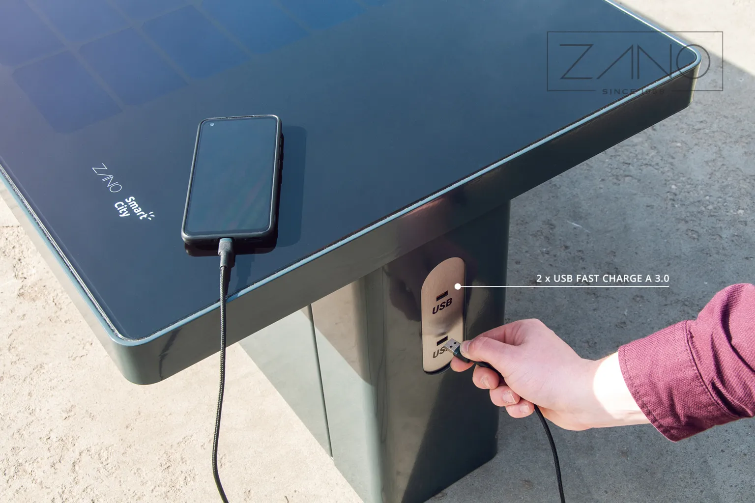USB įkroviklis | Scandik Saulės energija maitinamas miesto suoliukas