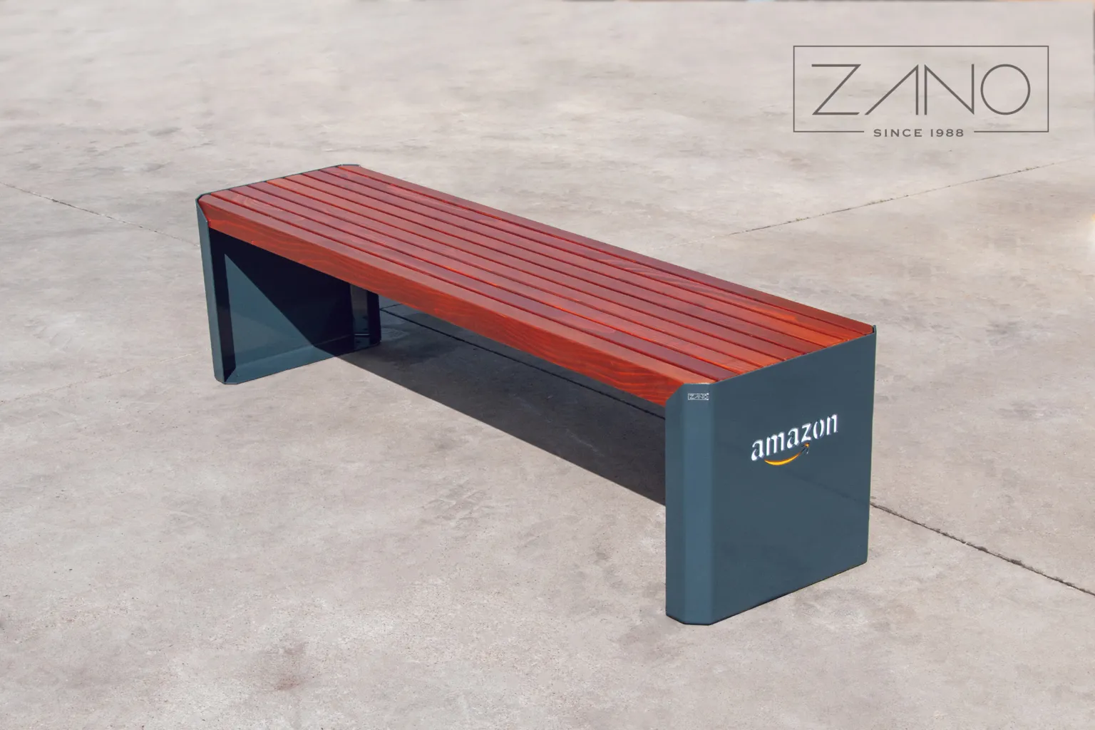 Plieninis miesto suoliukas „Amazon“