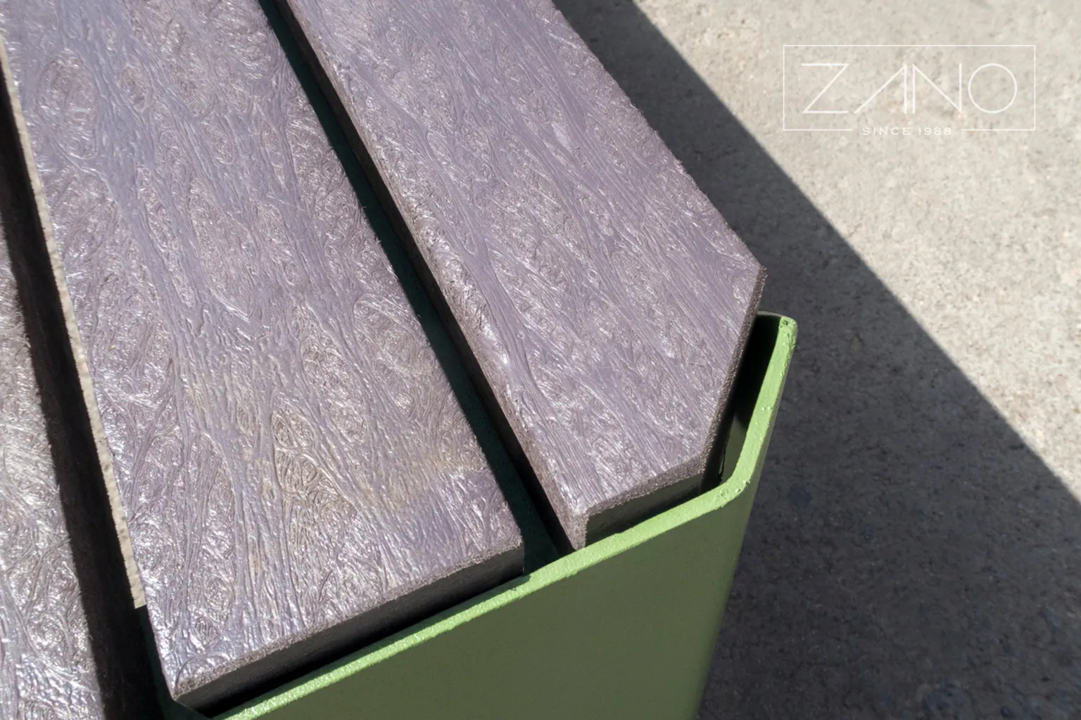 „Stilo“ suoliukas – medieną imituojančios medžiagos – „ecoplank“