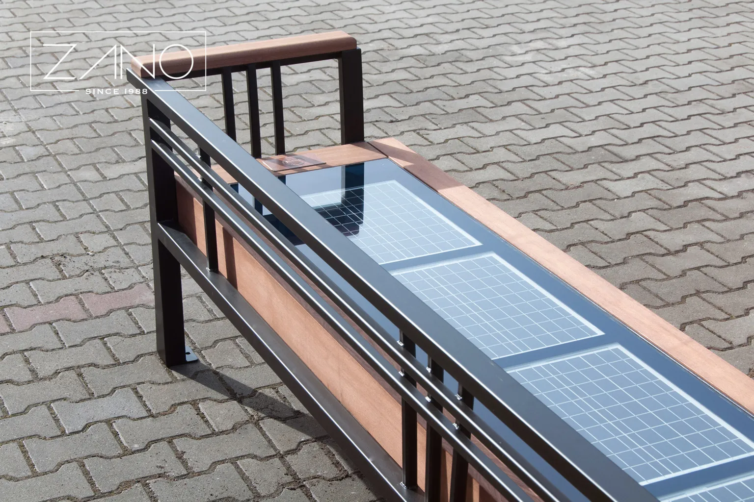 „Szczepańska“ suoliukas – Saulės energija maitinamas suoliukas, miesto suoliukas, parko suoliukas