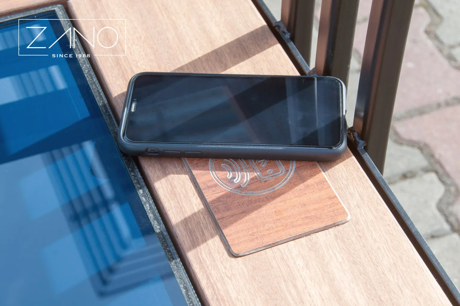 Indukcinis mobiliojo telefono įkroviklis, įmontuotas miesto Saulės suoliuke