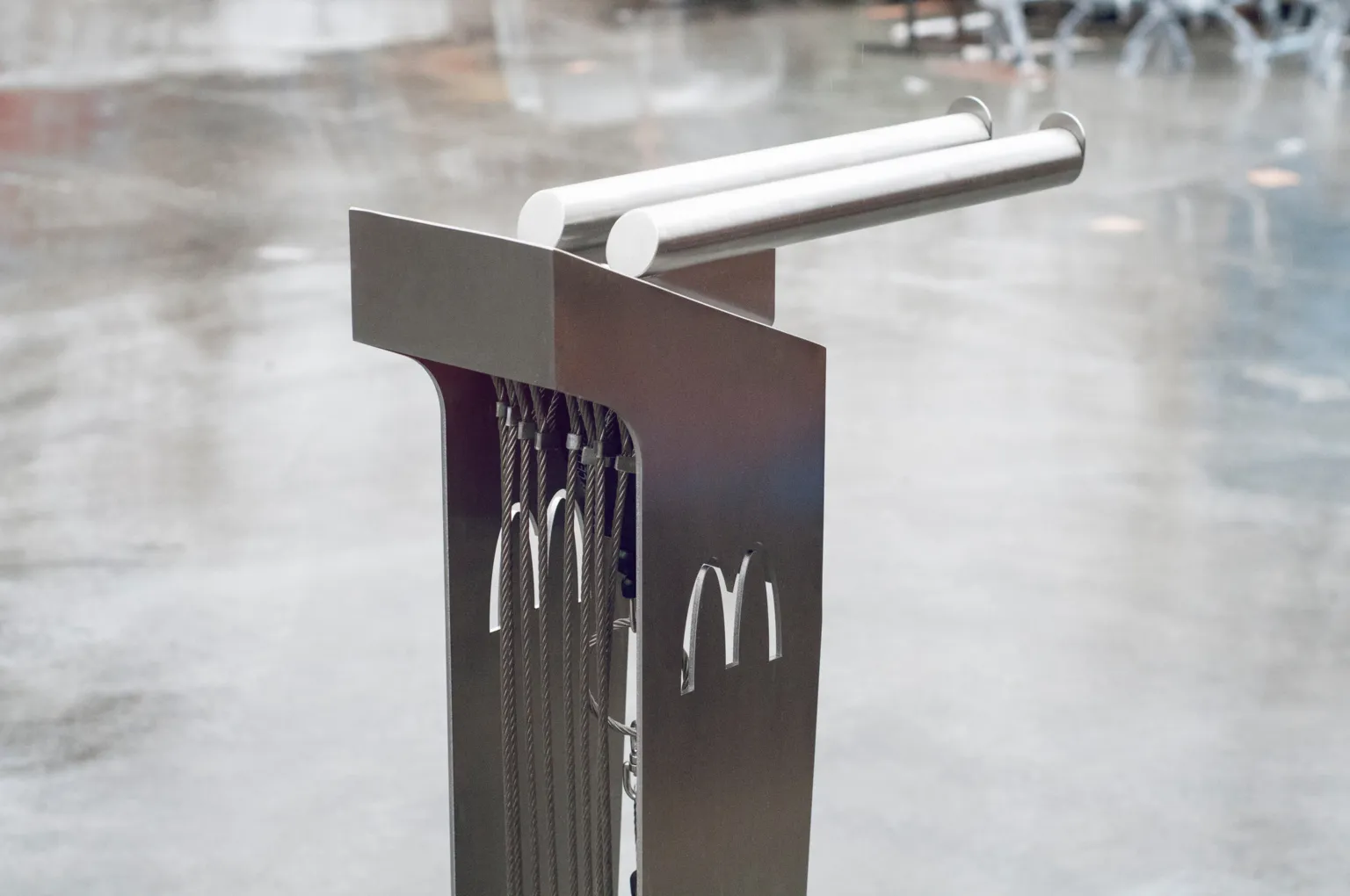„Kangu“ degalinė su „McDonald's“ logotipu