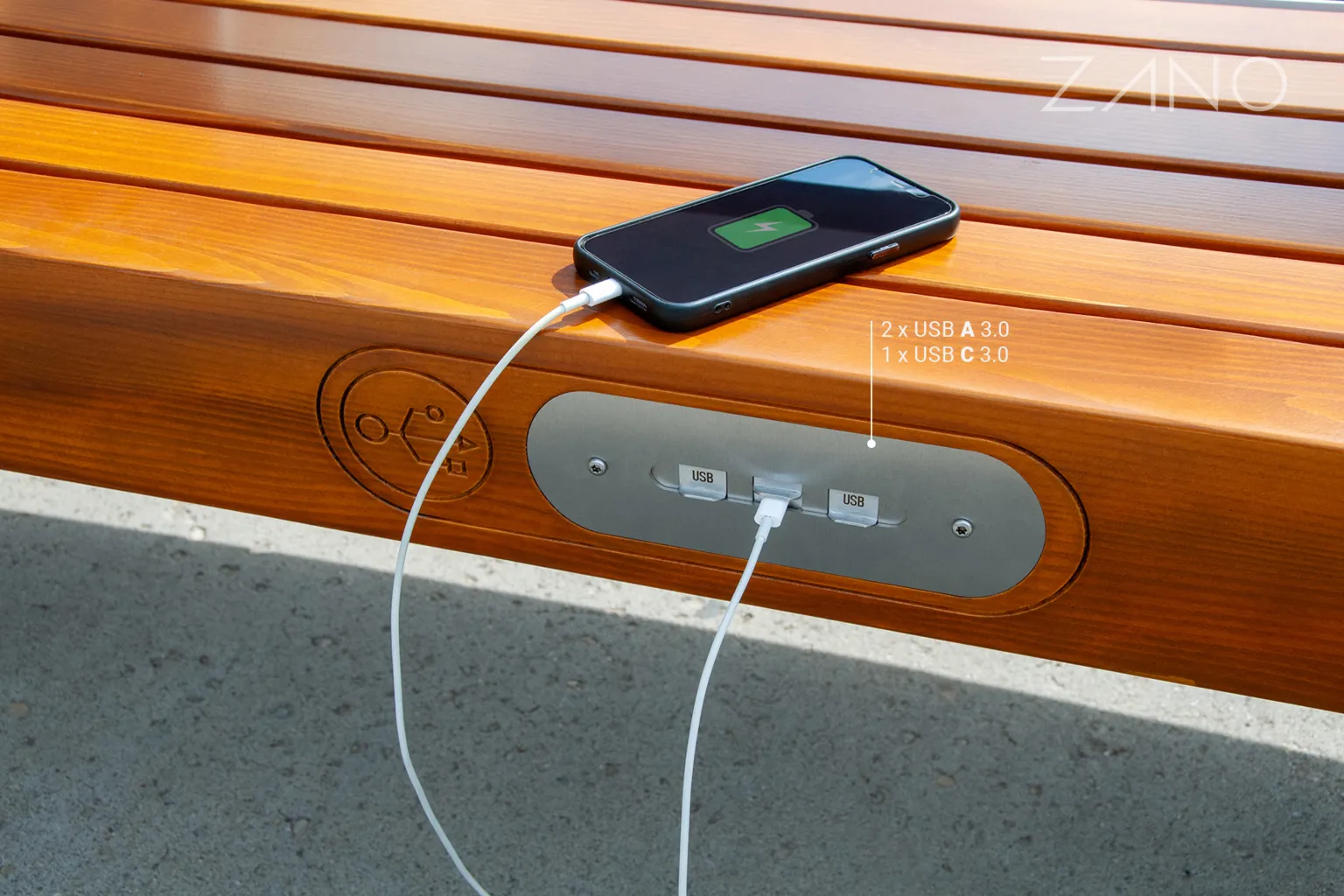 Saulės energija maitinami suoliukai su USB jungtimi, skirtos telefonui įkrauti