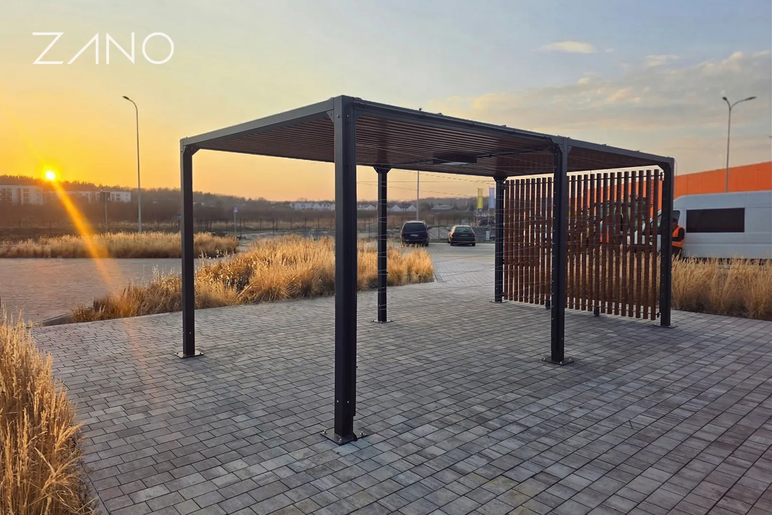 Plieninė pergola su medinėmis lentomis ir virvėmis krūmams