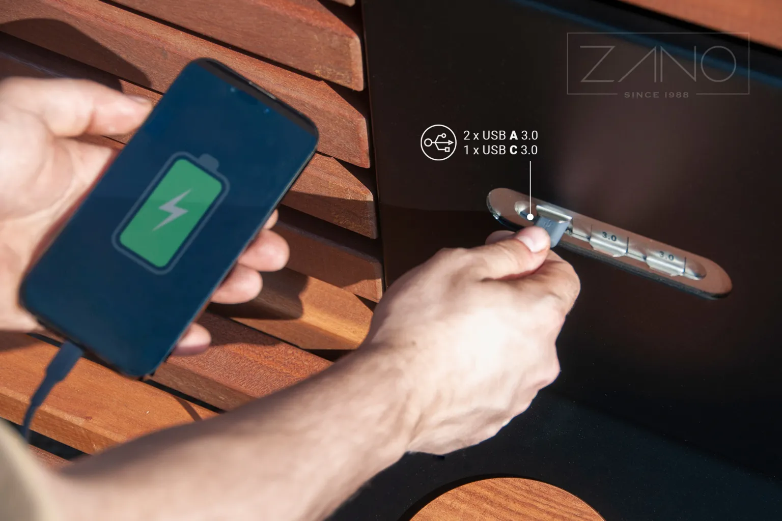 „Flash“ Saulės energijos suoliukas – 3 USB įkrovimo prievadai