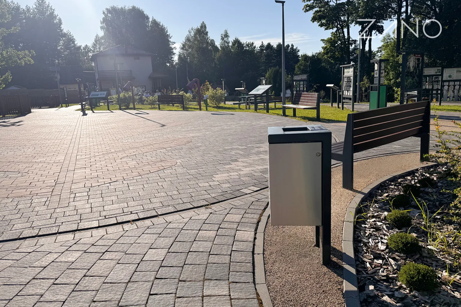 „Cubus“ šiukšliadėžė ir „Amicus“ suoliukas žaidimų aikštelėje