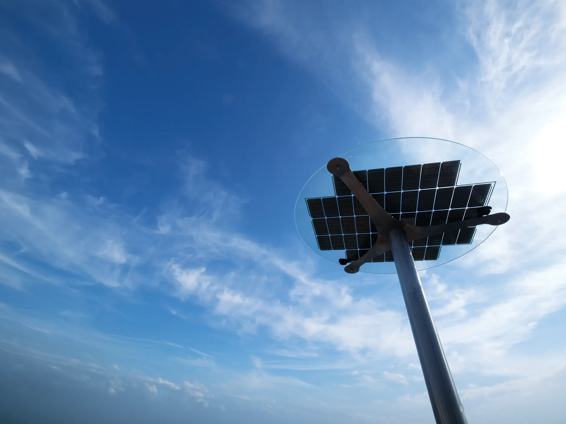 Saulės stotys su fotovoltiniais moduliais, tiekančios švarią energiją į jūsų erdvę