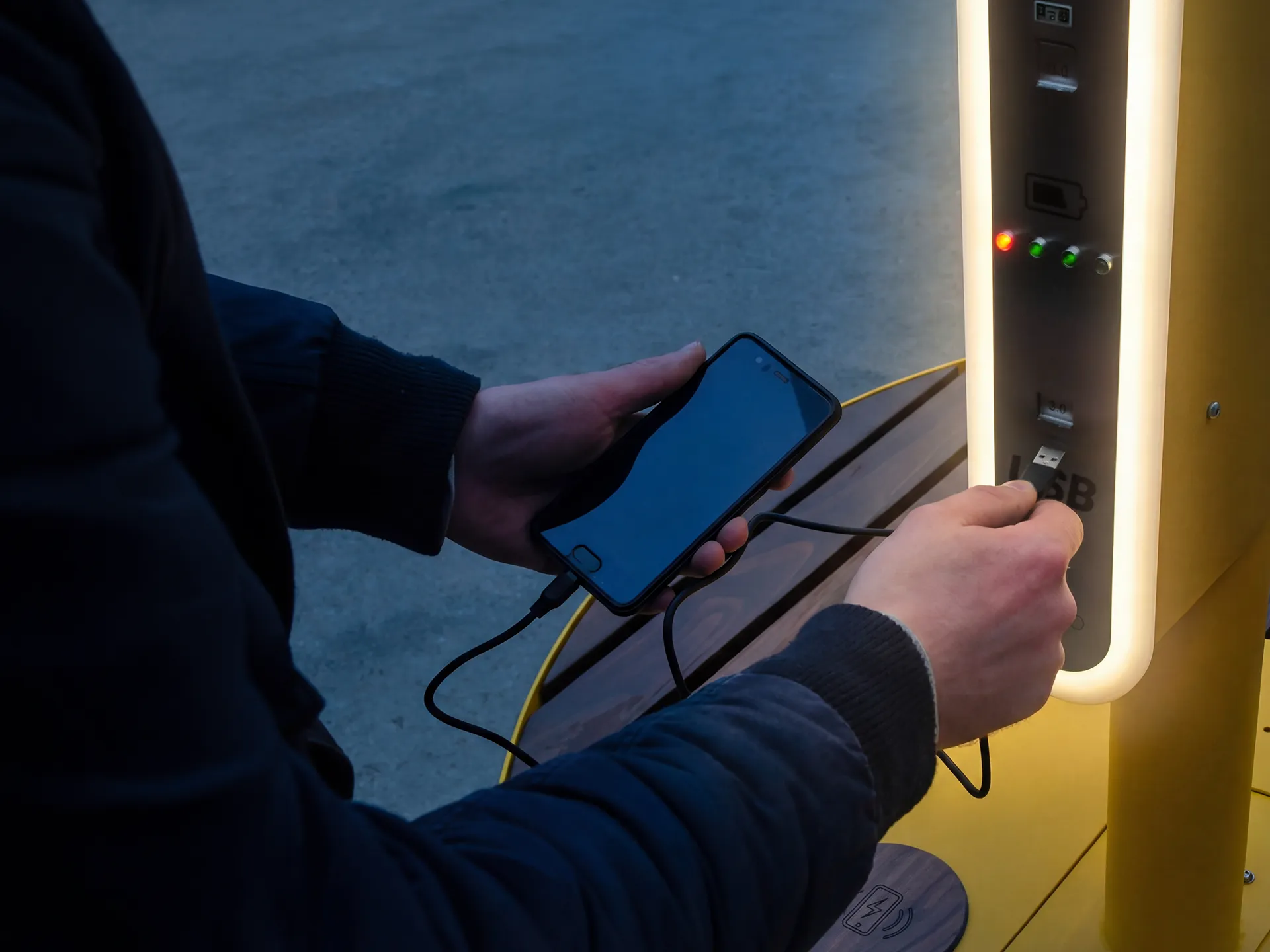 miestų Saulės stotys – nepriklausomas energijos šaltinis viešojoje erdvėje