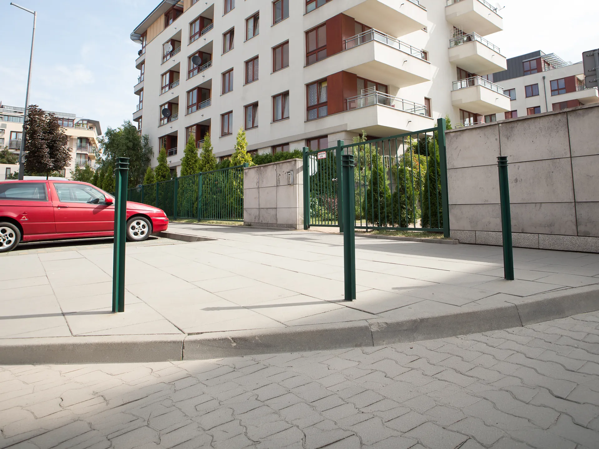 šiuolaikiški dažyti plieniniai aptvarų stulpeliai