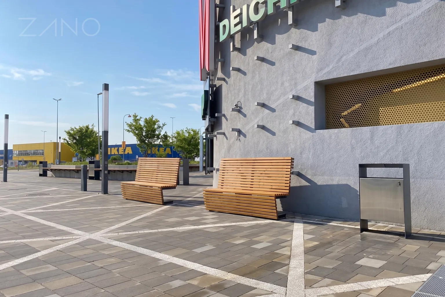 Šiuolaikiški „Flash“ miesto suoliukai su plieninėmis atliekų dėžėmis prie „Galeria Bronowice“ prekybos centro Krokuvoje