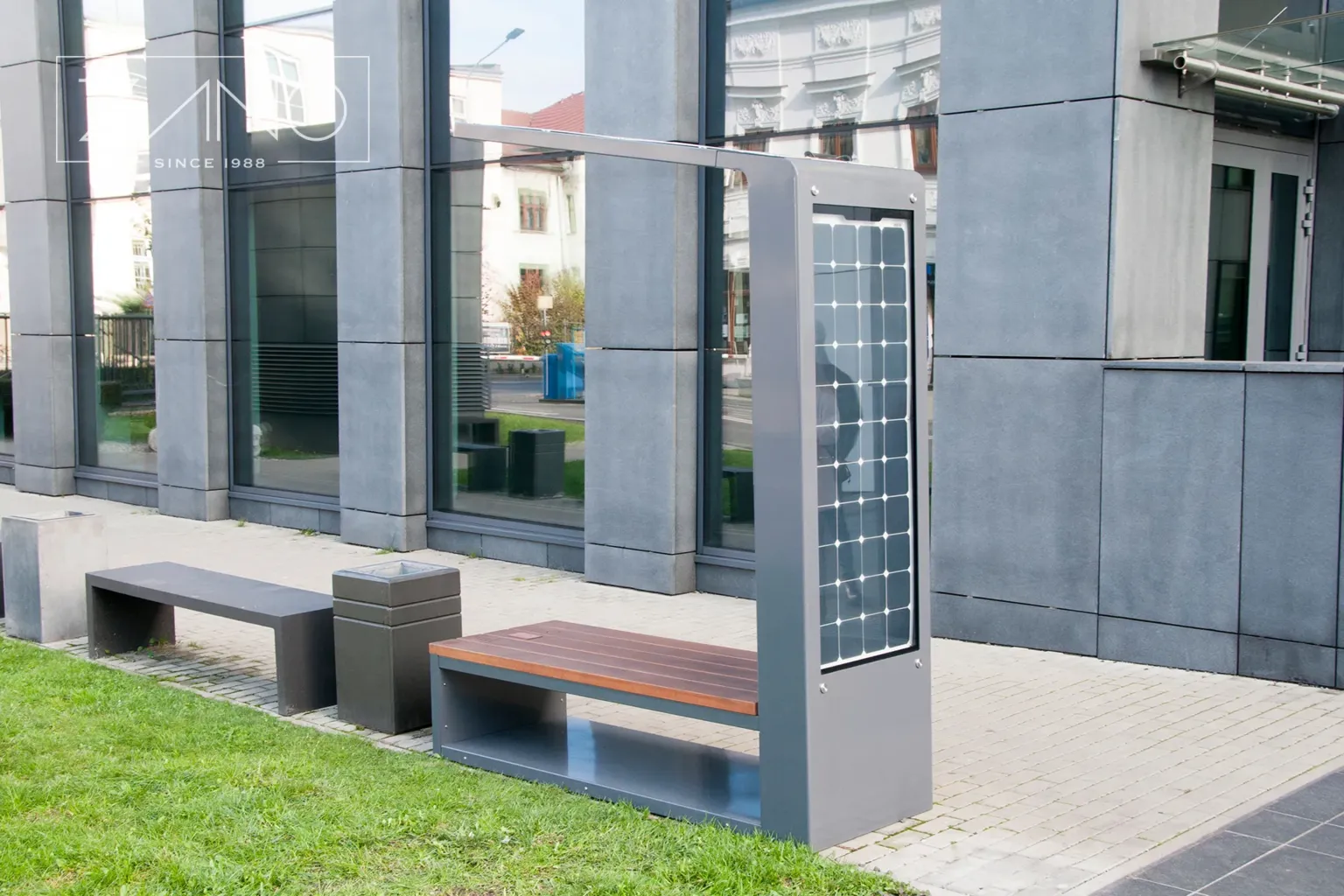Saulės energijos suoliukas su fotovoltiniais paneliais