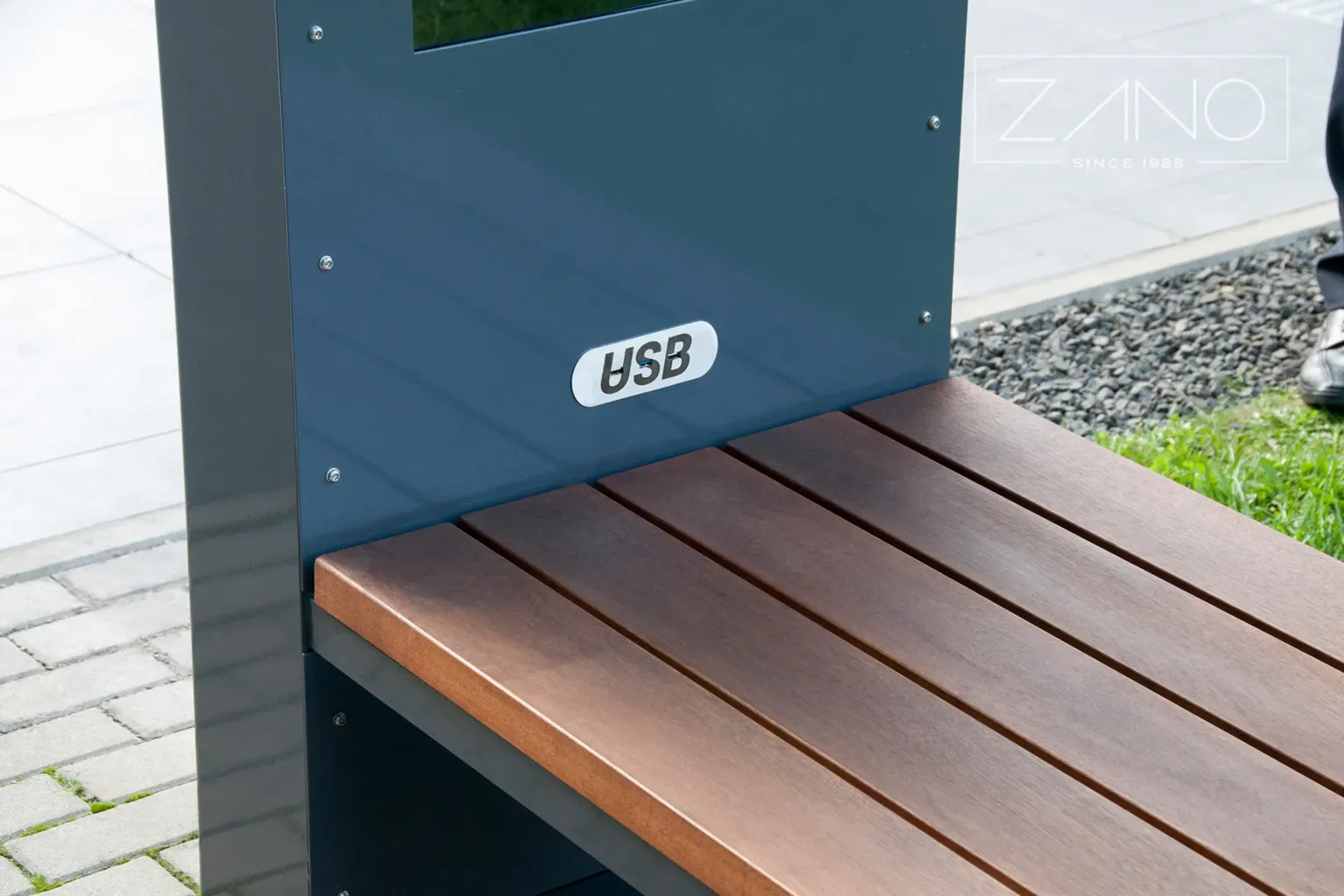 USB įkrovimo lizdai „Nova Energia“ miesto suoliuke