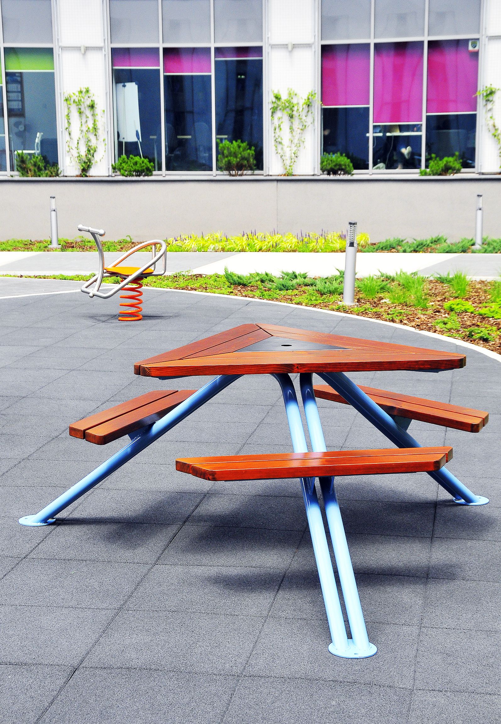 "Mars" - tai pikniko stalas, skirtas miestams ir žaliosioms erdvėms, pavyzdžiui, parkams, sodams ir skverams.