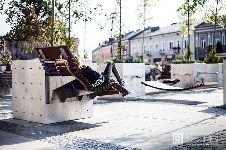 Modernūs moduliniai miesto baldai iš nerūdijančio plieno