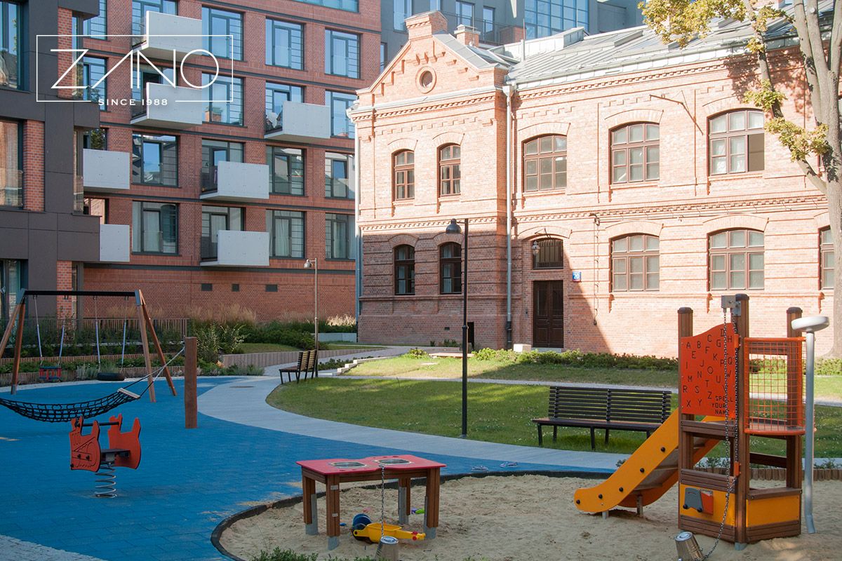 Miesto suoliukas idealiai tinka parkui, žaidimų aikštelei, plieninis su mediniu atlošu