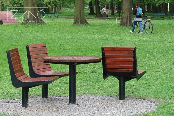 Plieniniai parko baldai su raudonmedžio spalvos mediniais elementais
